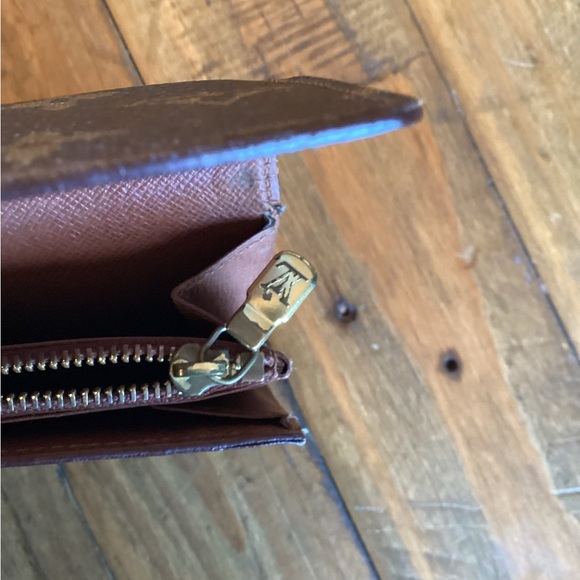 LV Sarah Monogram Wallet. - Picture 10 of 12